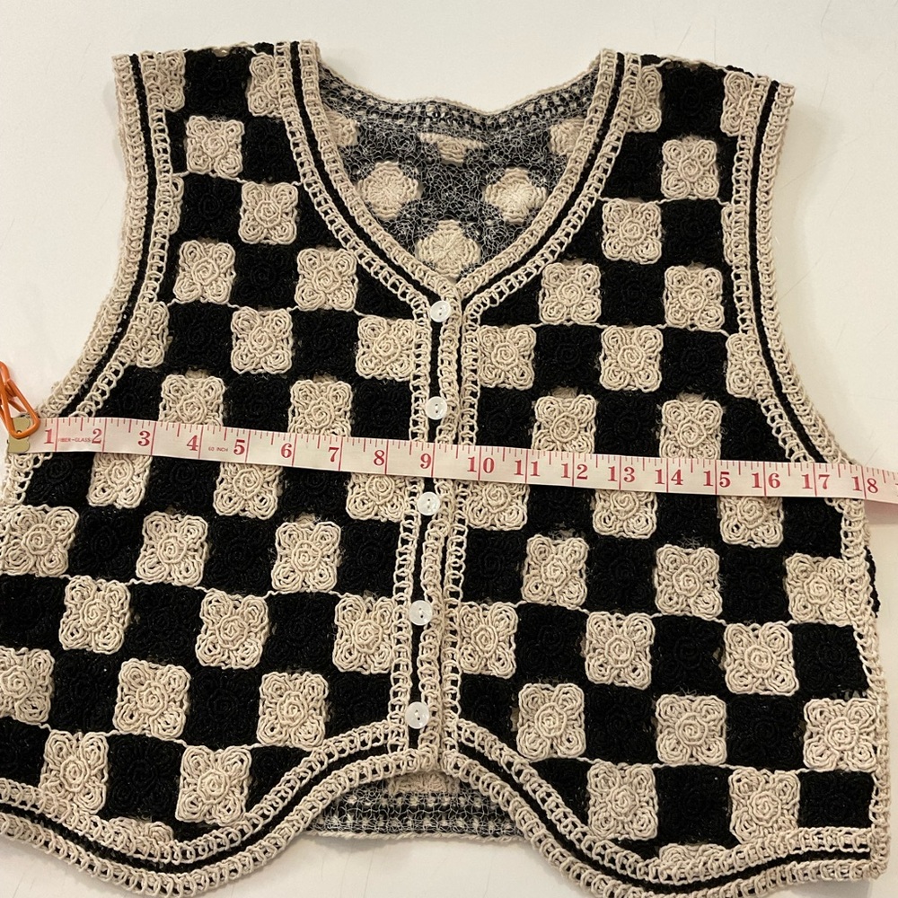 Boho Chic Retro Checkerboard Black and Cream Crochet Vest Size 6 - Picture 10 of 11